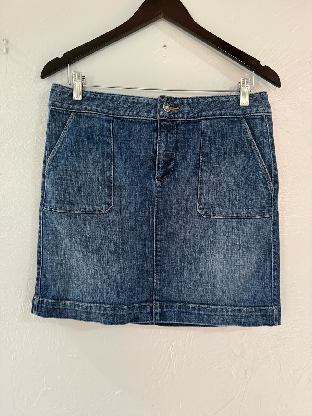 Ann Taylor LOFT Denim Mini Skirt – Women’s Size 6
